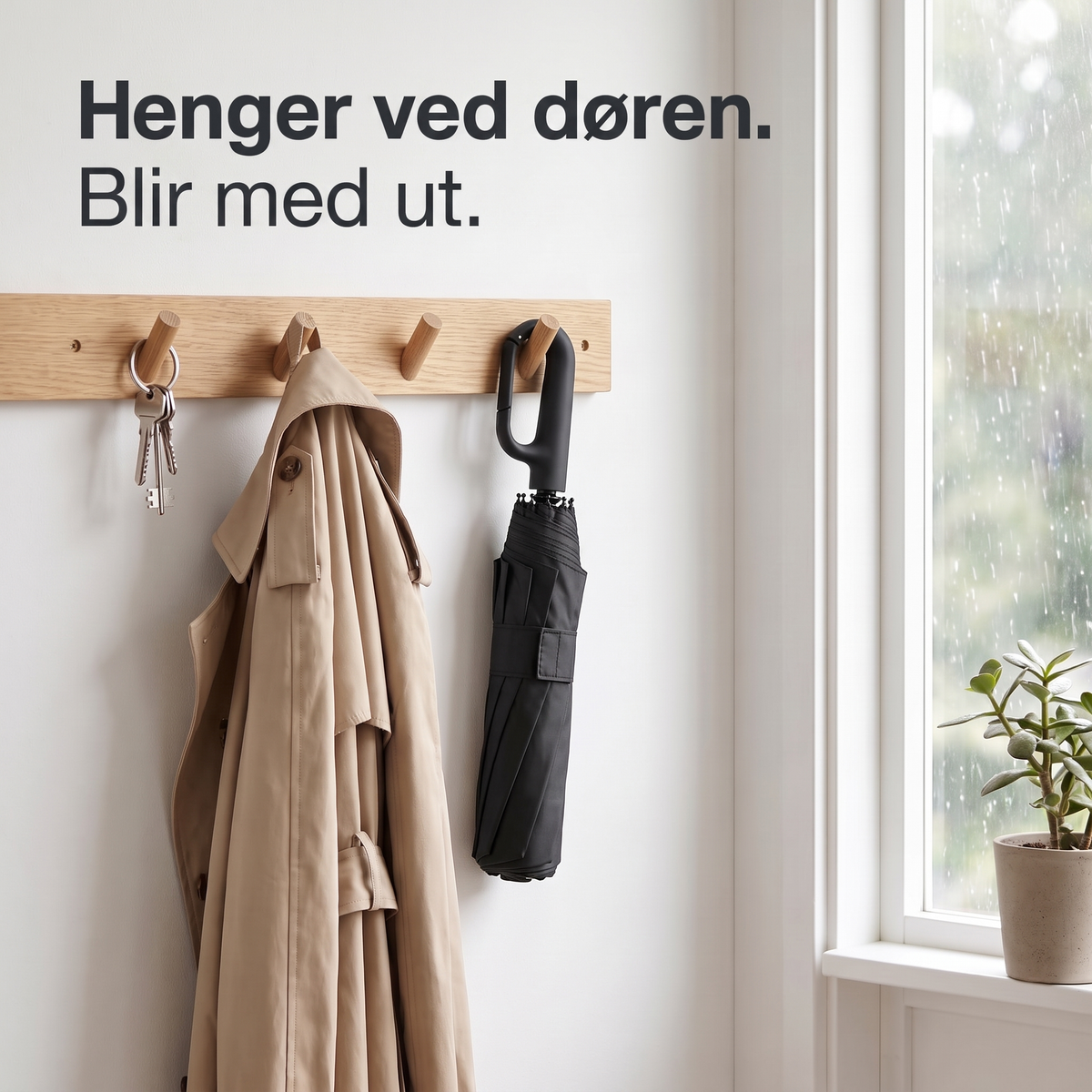 Henger ved døren. Blir med ut.