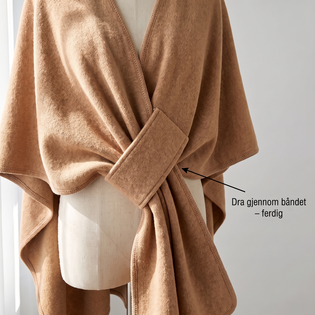 Nærbilde av båndet foran der den ene siden dras gjennom