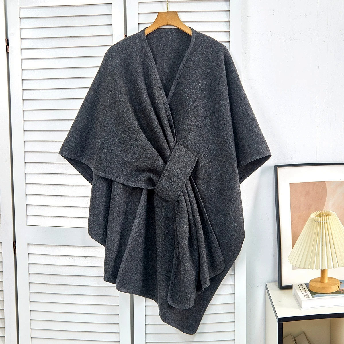Ponchosjalet i mørkegrå